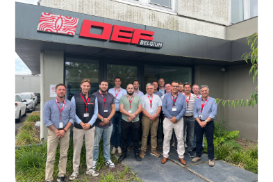 Groepsfoto van het DEF Belgium team en klanten voor het hoofdkantoor in Massy, Frankrijk tijdens een speciaal klantenevent.